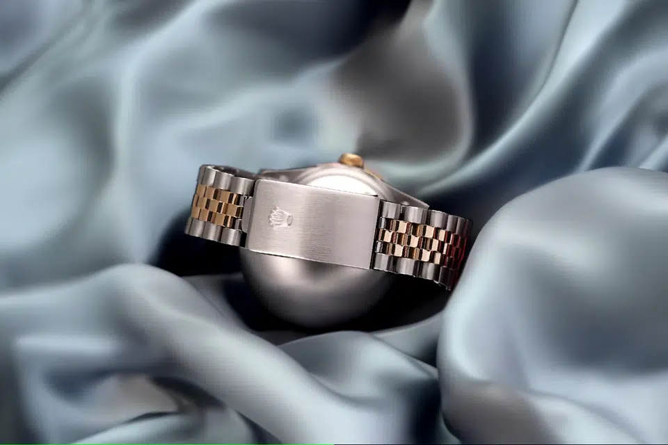 Rolex Datejust 36 White Dial with Roman Numerals Sapphire & Diamond Bezel 16013 – image 4