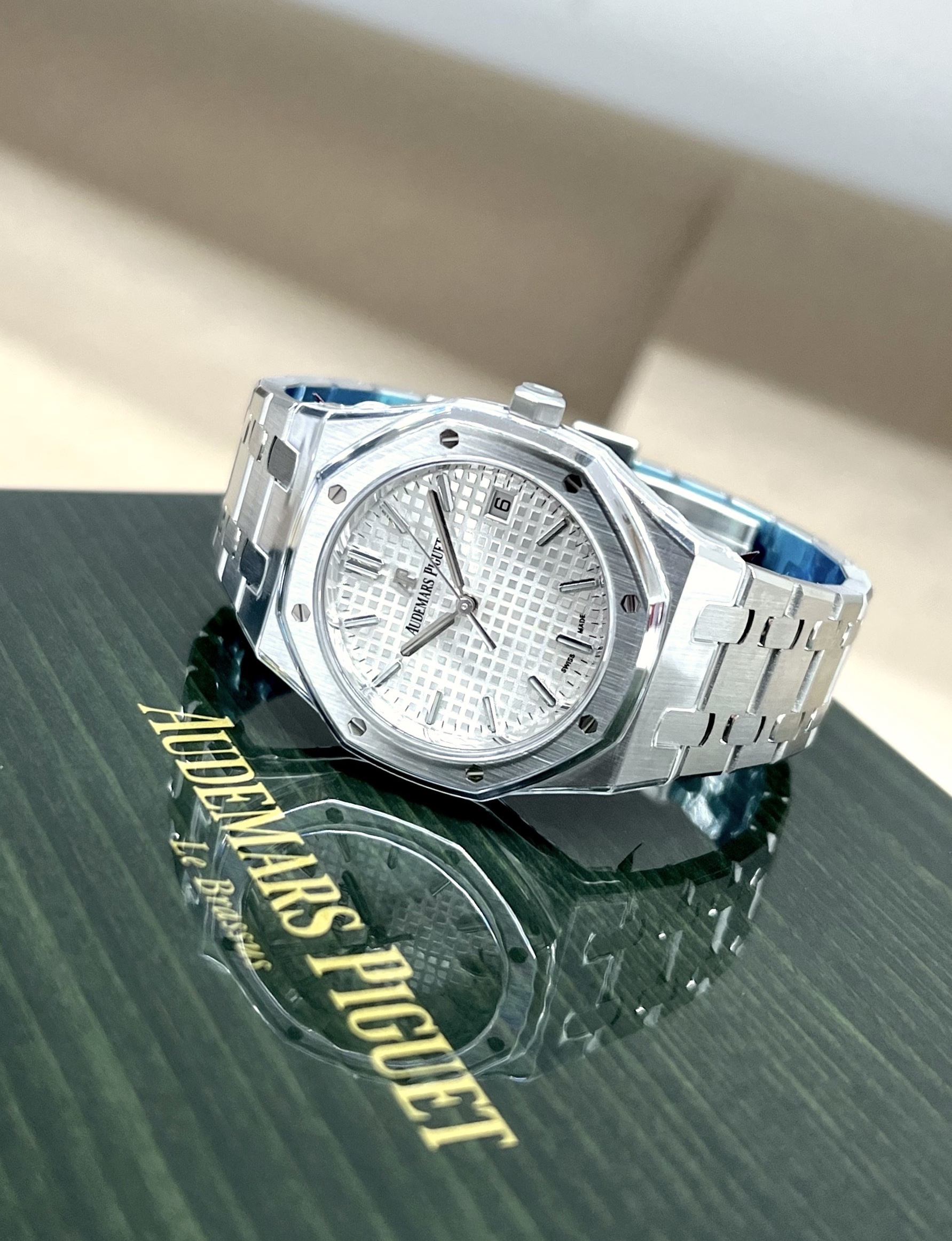 Audemars Piguet Royal Oak Automatic Silver Dial Stainless Steel 34mm Watch Complete 77350ST.OO.1261ST.01