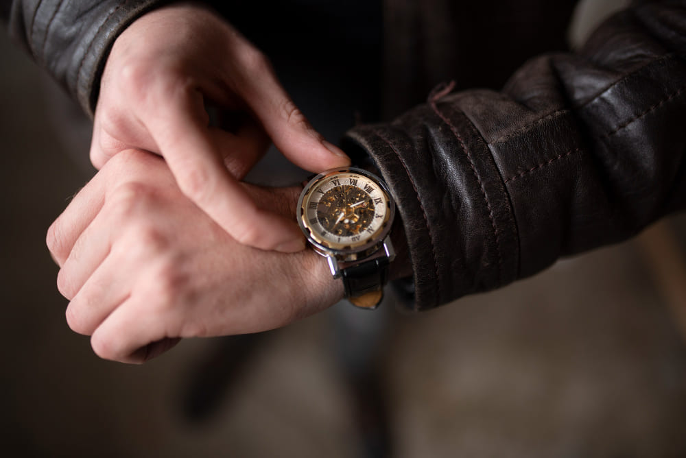 tradition meets style. watch on the right hand or left? tradition meets style. watch on the right hand or left?