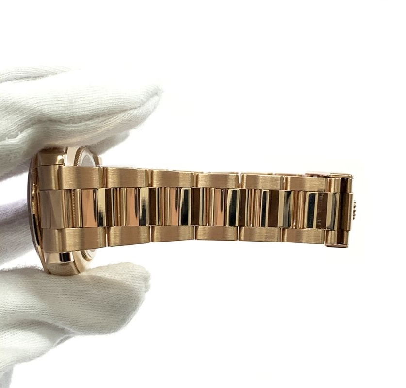 adjusting the watch bracelet adjusting the watch bracelet